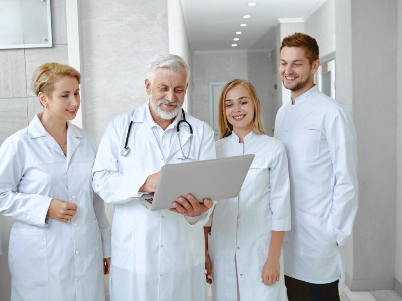 portrait-fout-doctors-talking-white-uniform_651396-1136